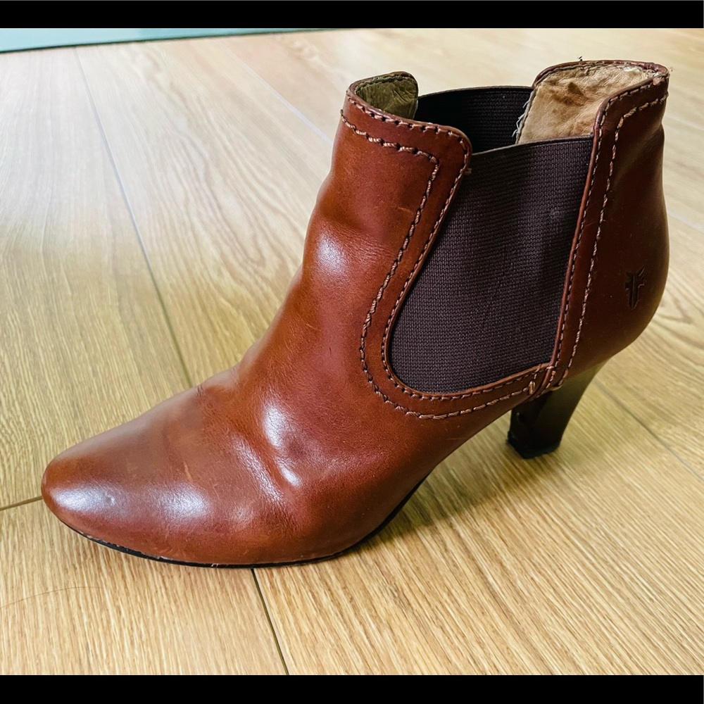 Frye Scarlett Chelsea Cognac 7.5 heeled booties